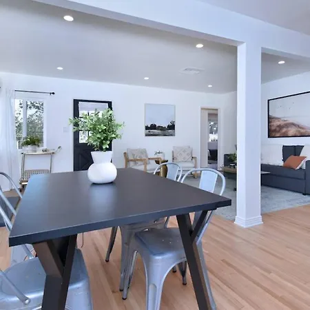 Beautiful 4 Bed Home + Jacuzzi